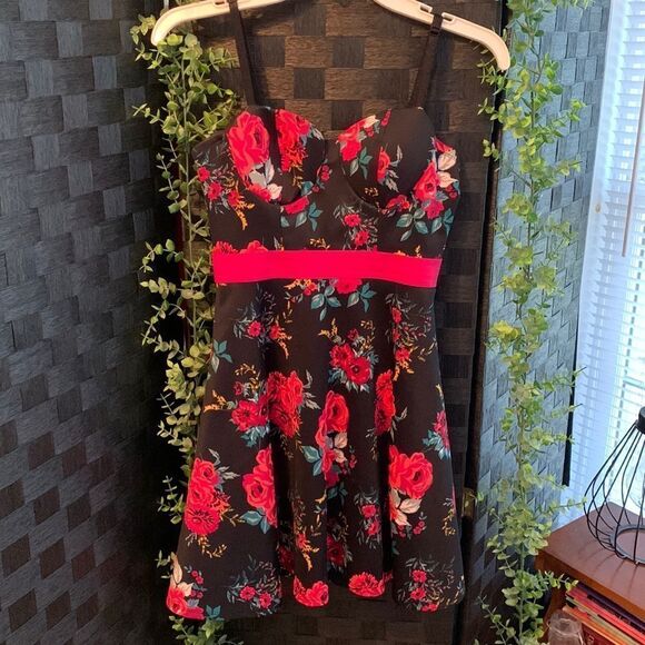 Size small floral mini dress with built-in bra and open back with straps - Picture 2 of 8